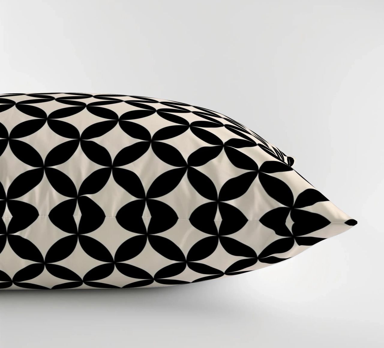 Minimal Basic Geometric Flower Pattern 2 | Nero su avorio cuscino da Beauty in Simplicity