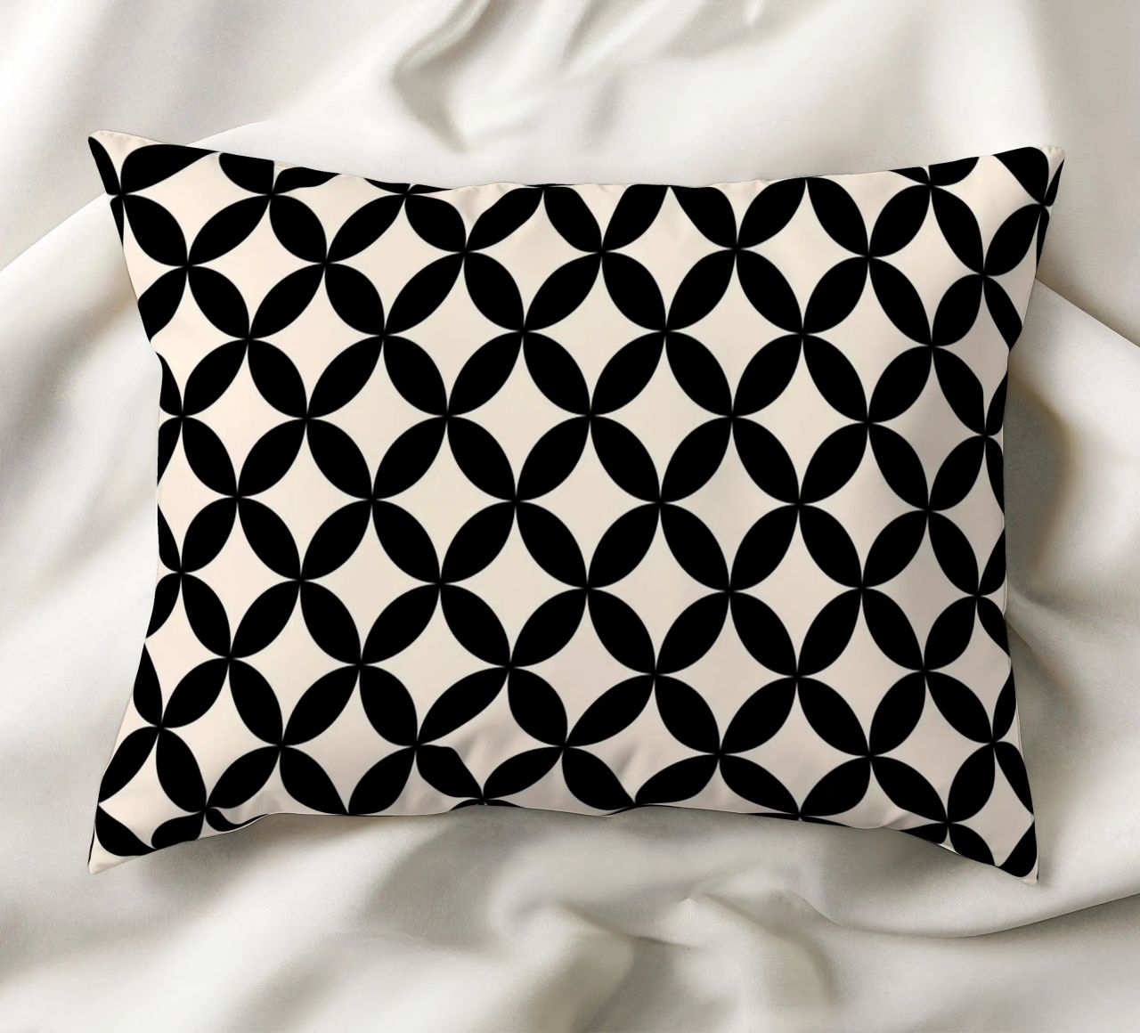 Minimal Basic Geometric Flower Pattern 2 | Nero su avorio cuscino da Beauty in Simplicity