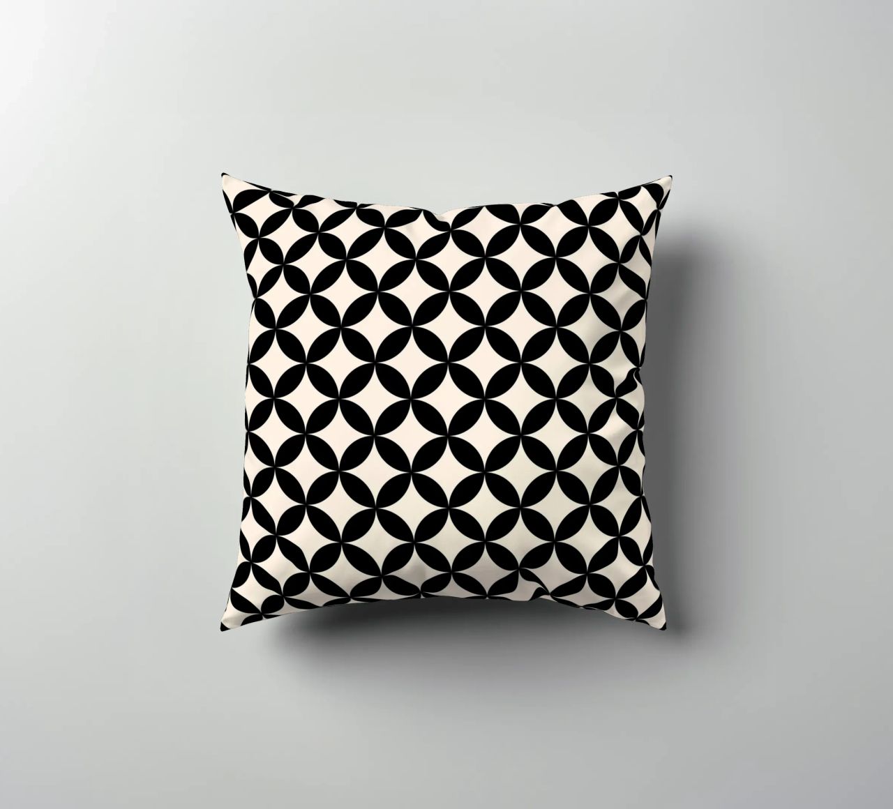 Minimal Basic Geometric Flower Pattern 2 | Nero su avorio cuscino da Beauty in Simplicity