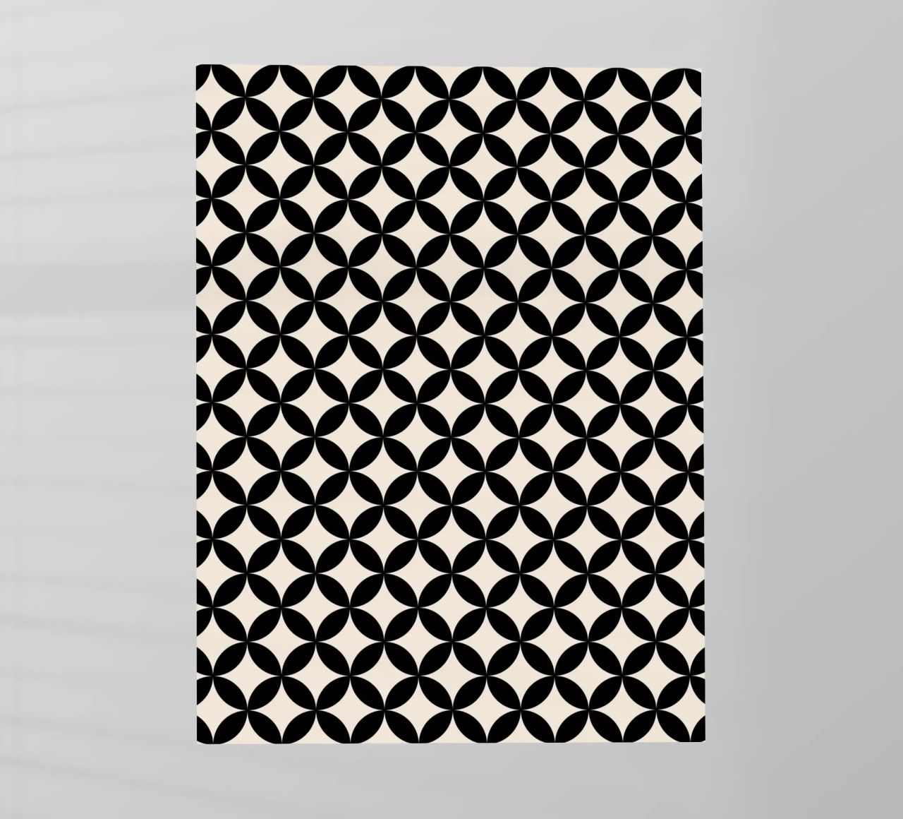 Minimal Basic Geometric Flower Pattern 2 | Nero su avorio pellicola backlit da Beauty in Simplicity