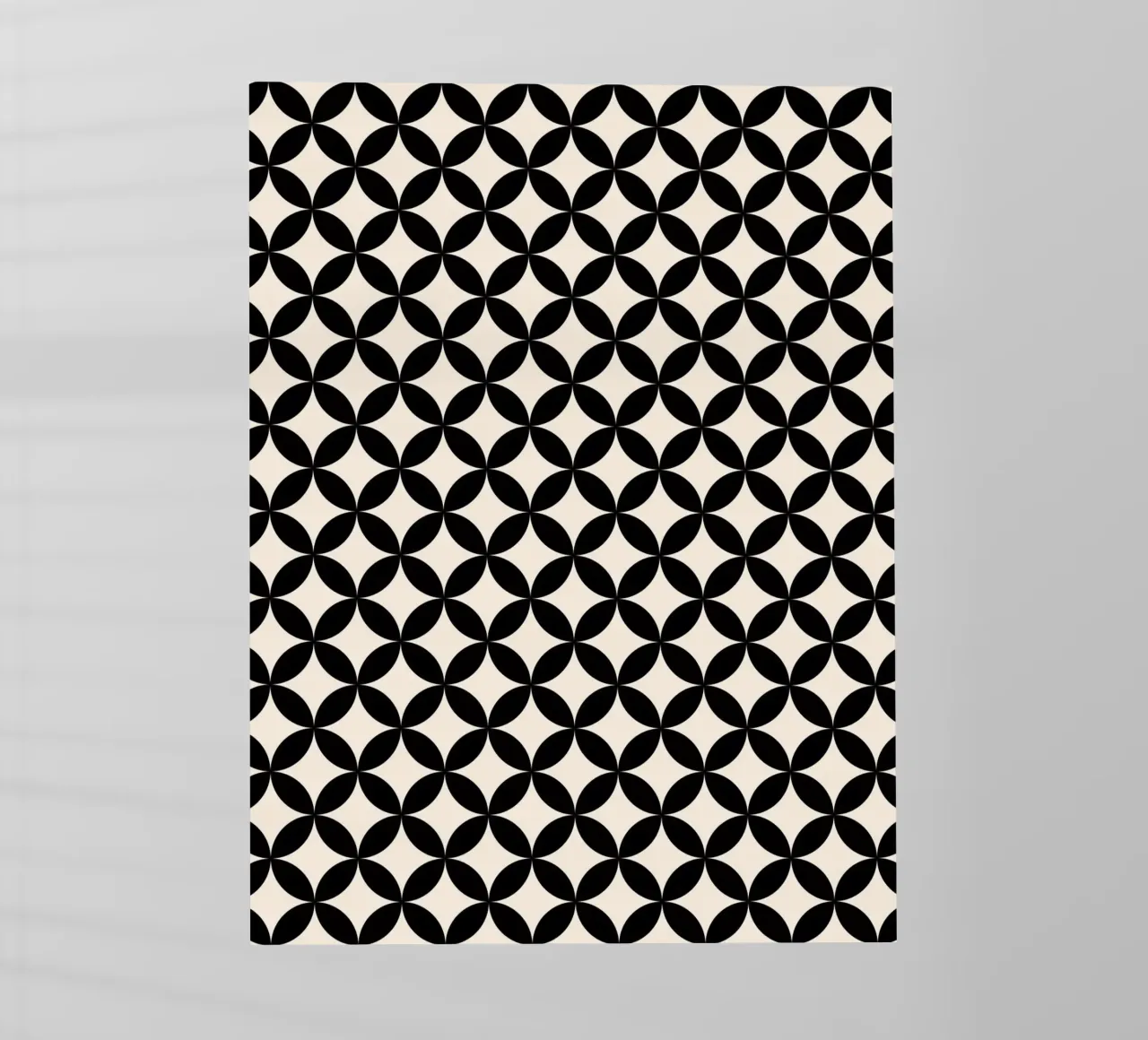 Minimal Basic Geometric Flower Pattern 2 | Nero su avorio pellicola backlit da Beauty in Simplicity