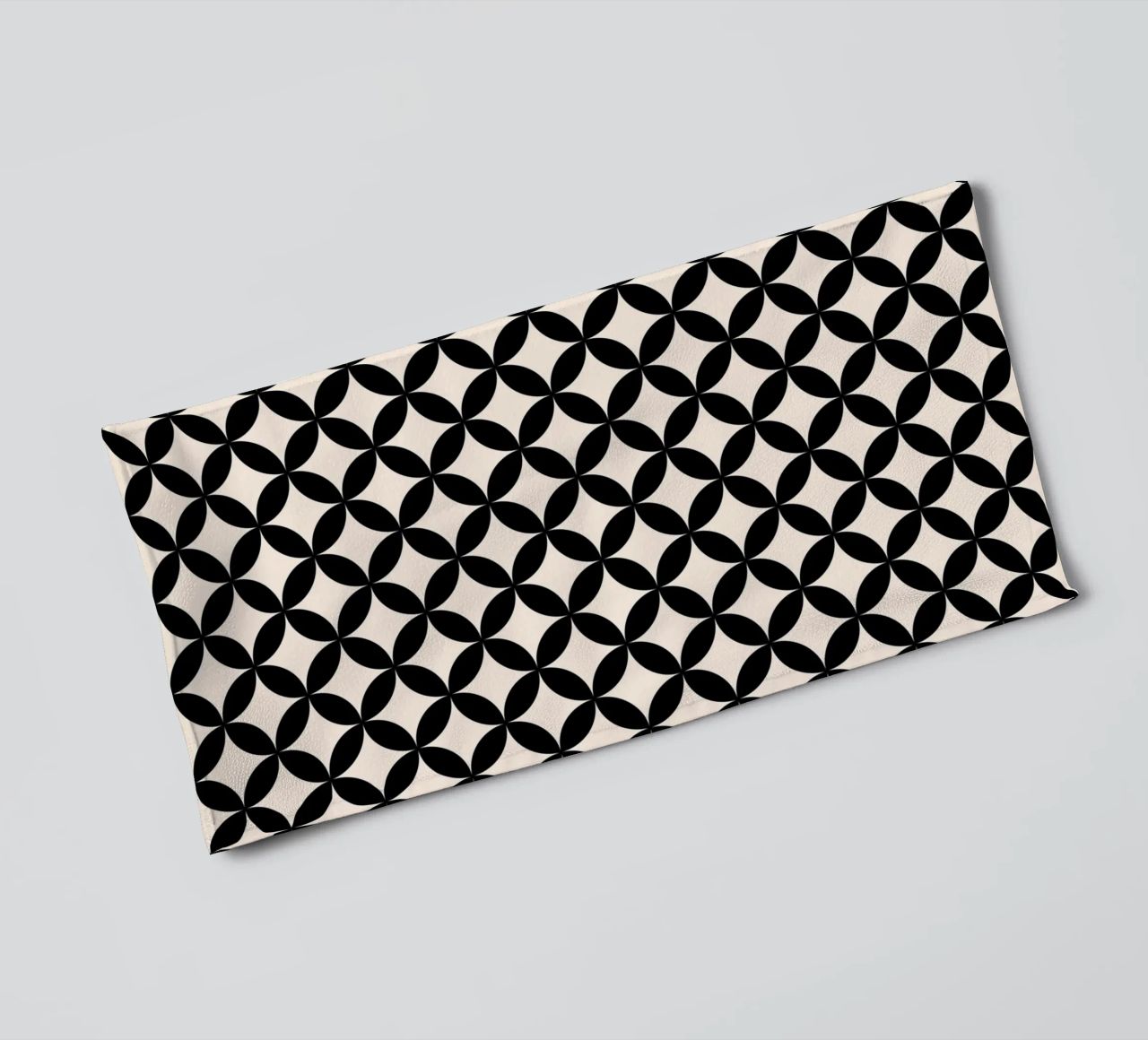 Minimal Basic Geometric Flower Pattern 2 | Nero su avorio asciugamano da bagno da Beauty in Simplicity