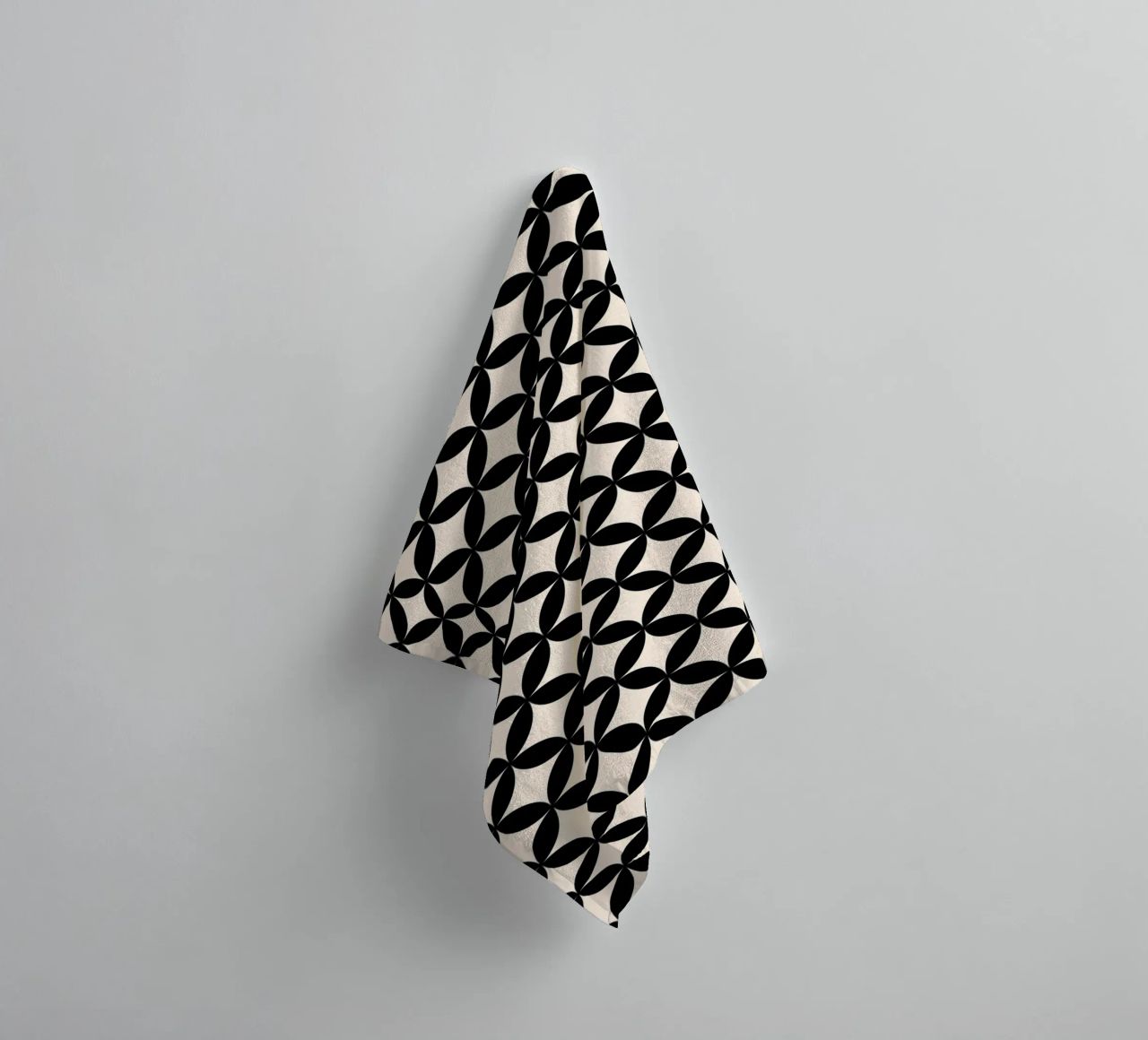 Minimal Basic Geometric Flower Pattern 2 | Nero su avorio asciugamano da bagno da Beauty in Simplicity
