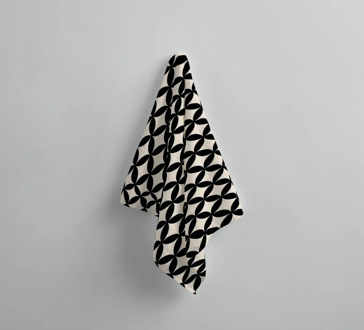 Minimal Basic Geometric Flower Pattern 2 | Nero su avorio asciugamano da bagno da Beauty in Simplicity