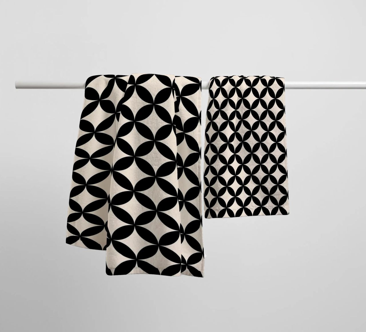 Minimal Basic Geometric Flower Pattern 2 | Nero su avorio asciugamano da bagno da Beauty in Simplicity
