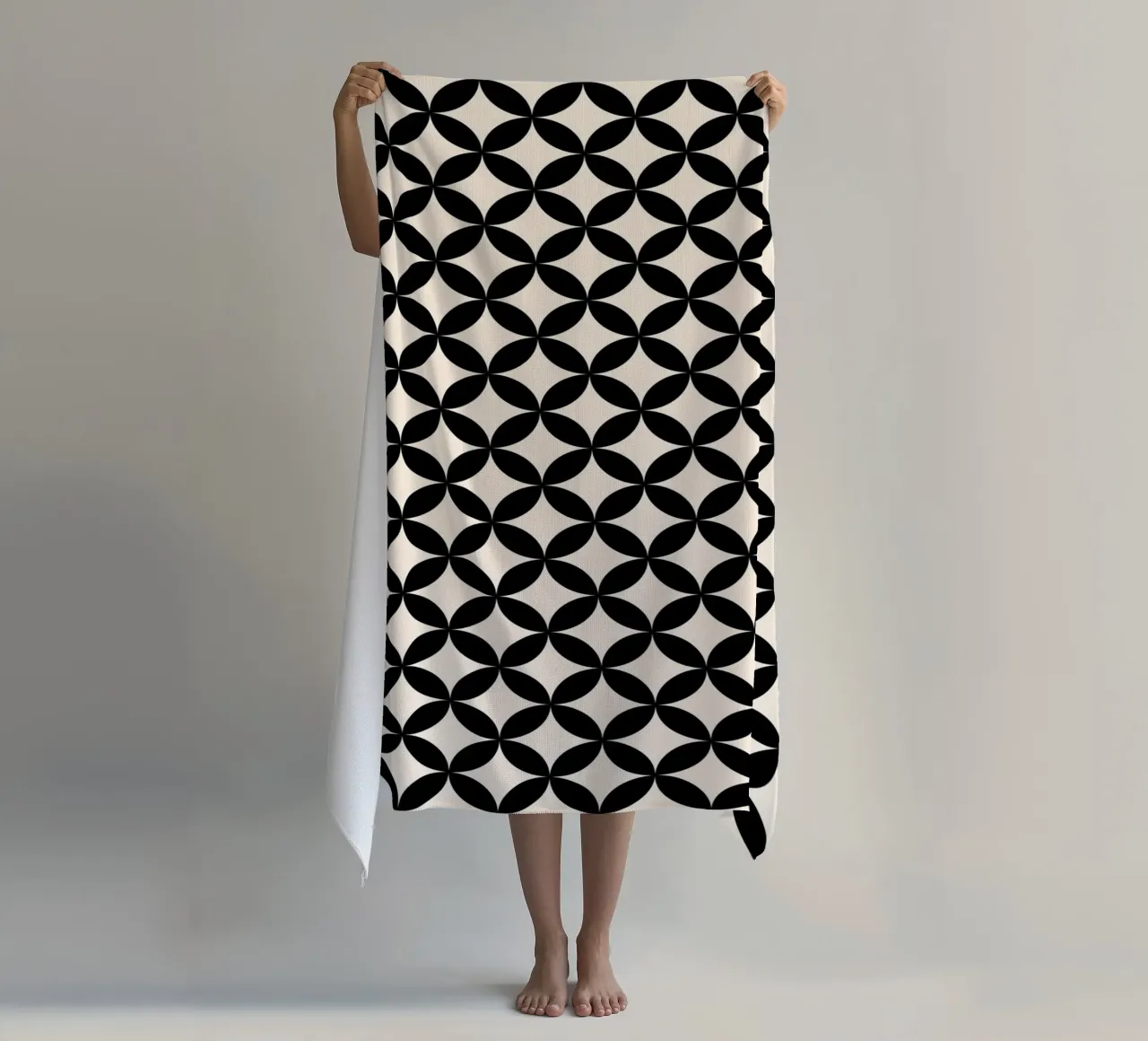 Minimal Basic Geometrisches Blumenmuster 2 | Schwarz auf Elfenbein Strandtuch von Beauty in Simplicity