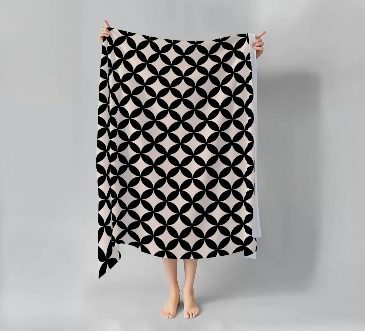 Minimal Basic Geometric Flower Pattern 2 | Nero su avorio telo mare da Beauty in Simplicity