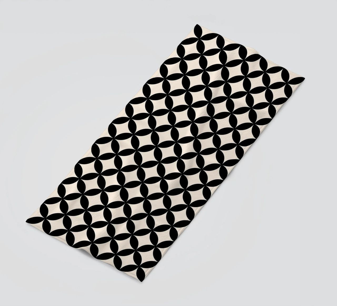 Minimal Basic Geometric Flower Pattern 2 | Nero su avorio telo mare da Beauty in Simplicity
