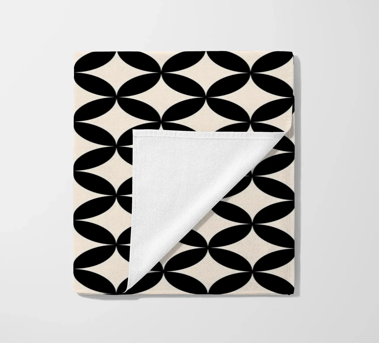 Minimal Basic Geometric Flower Pattern 2 | Nero su avorio telo mare da Beauty in Simplicity