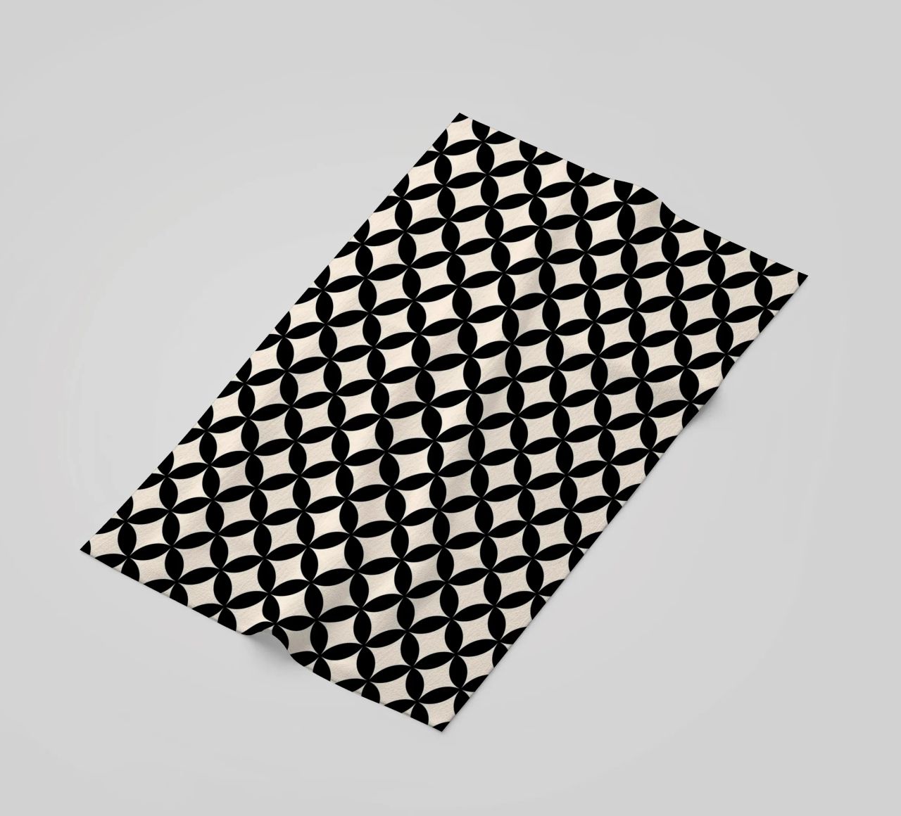 Minimal Basic Geometric Flower Pattern 2 | Nero su avorio telo mare da Beauty in Simplicity