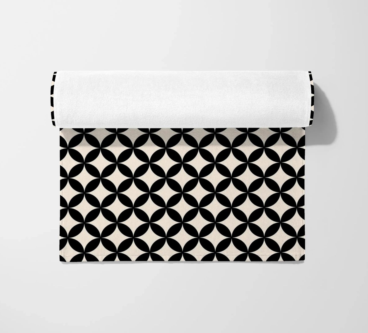 Minimal Basic Geometric Flower Pattern 2 | Nero su avorio telo mare da Beauty in Simplicity