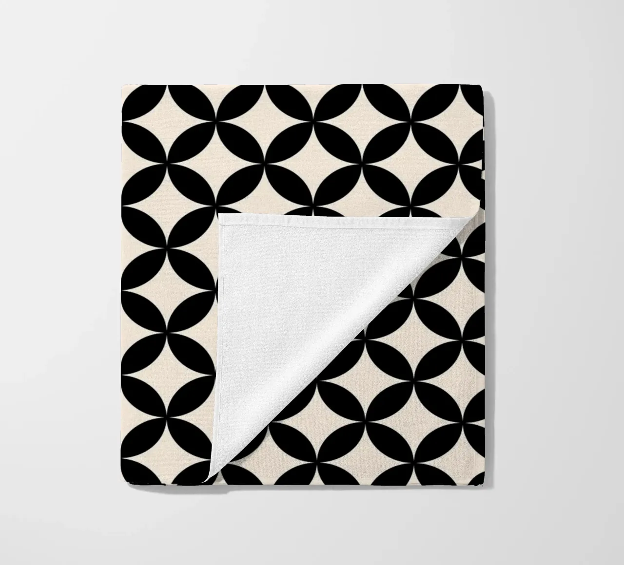 Minimal Basic Geometrisches Blumenmuster 2 | Schwarz auf Elfenbein Strandtuch von Beauty in Simplicity