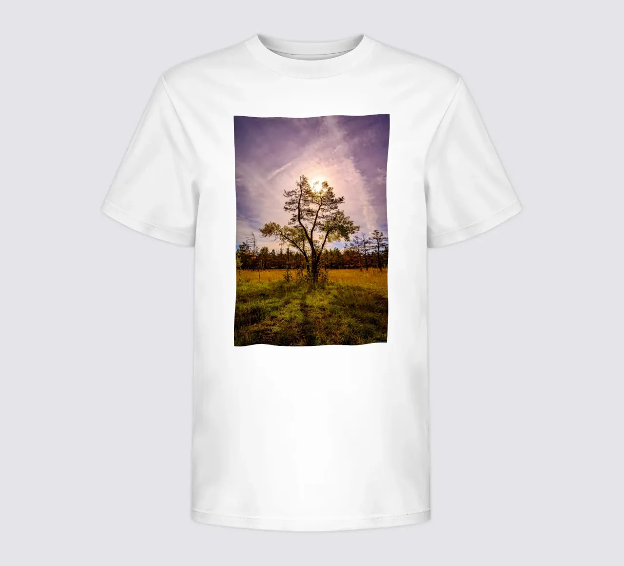 Sol detrás de un árbol caducifolio camiseta para niños de Marcus Beckert | Fotografie