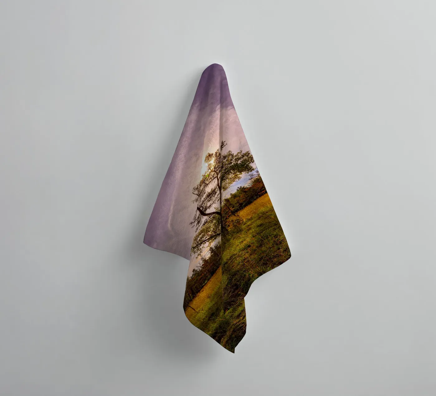 Zon achter een loofboom badhanddoek van Marcus Beckert | Fotografie