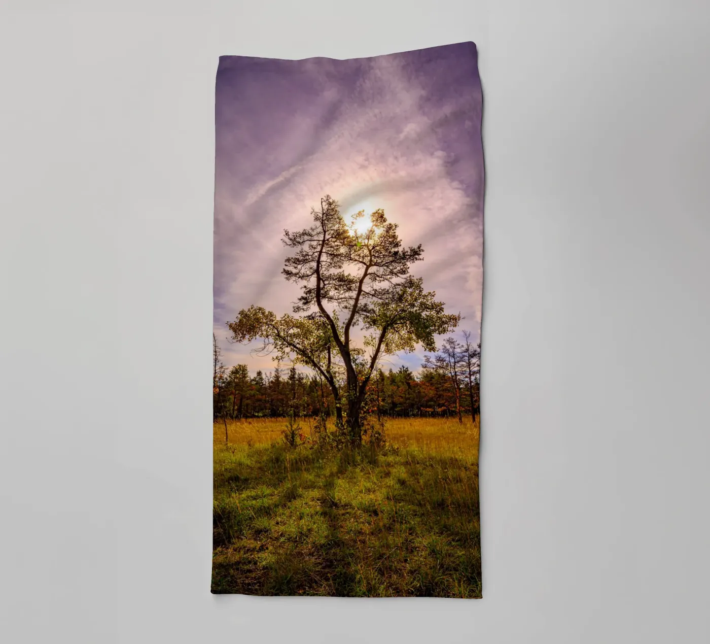 Zon achter een loofboom badhanddoek van Marcus Beckert | Fotografie