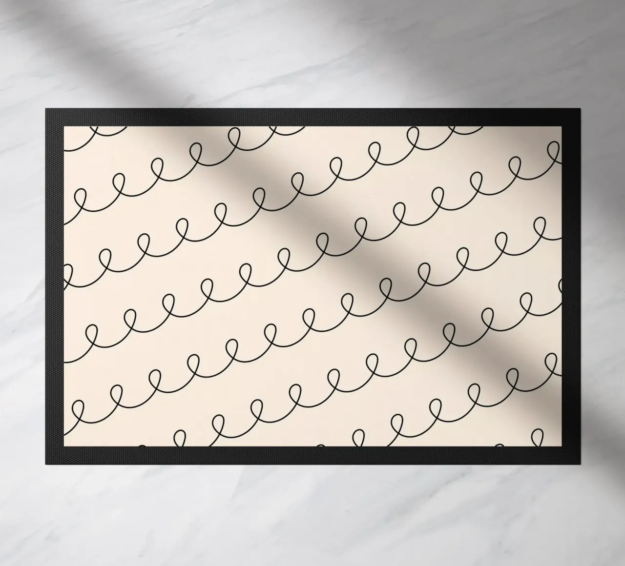 Minimal Geometric Looping Lines Zeichnung 2 | Schwarz auf Elfenbein Fußmatte von Beauty in Simplicity
