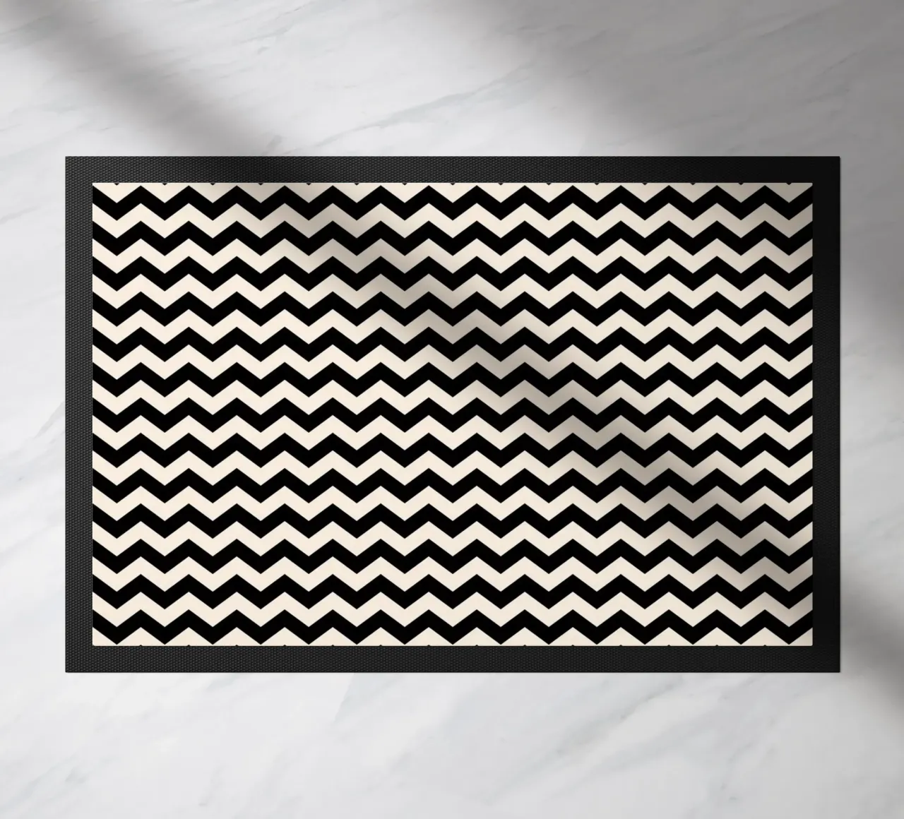 Minimal Chic Basic Chevron-Muster | Schwarz und Elfenbein Fußmatte von Beauty in Simplicity