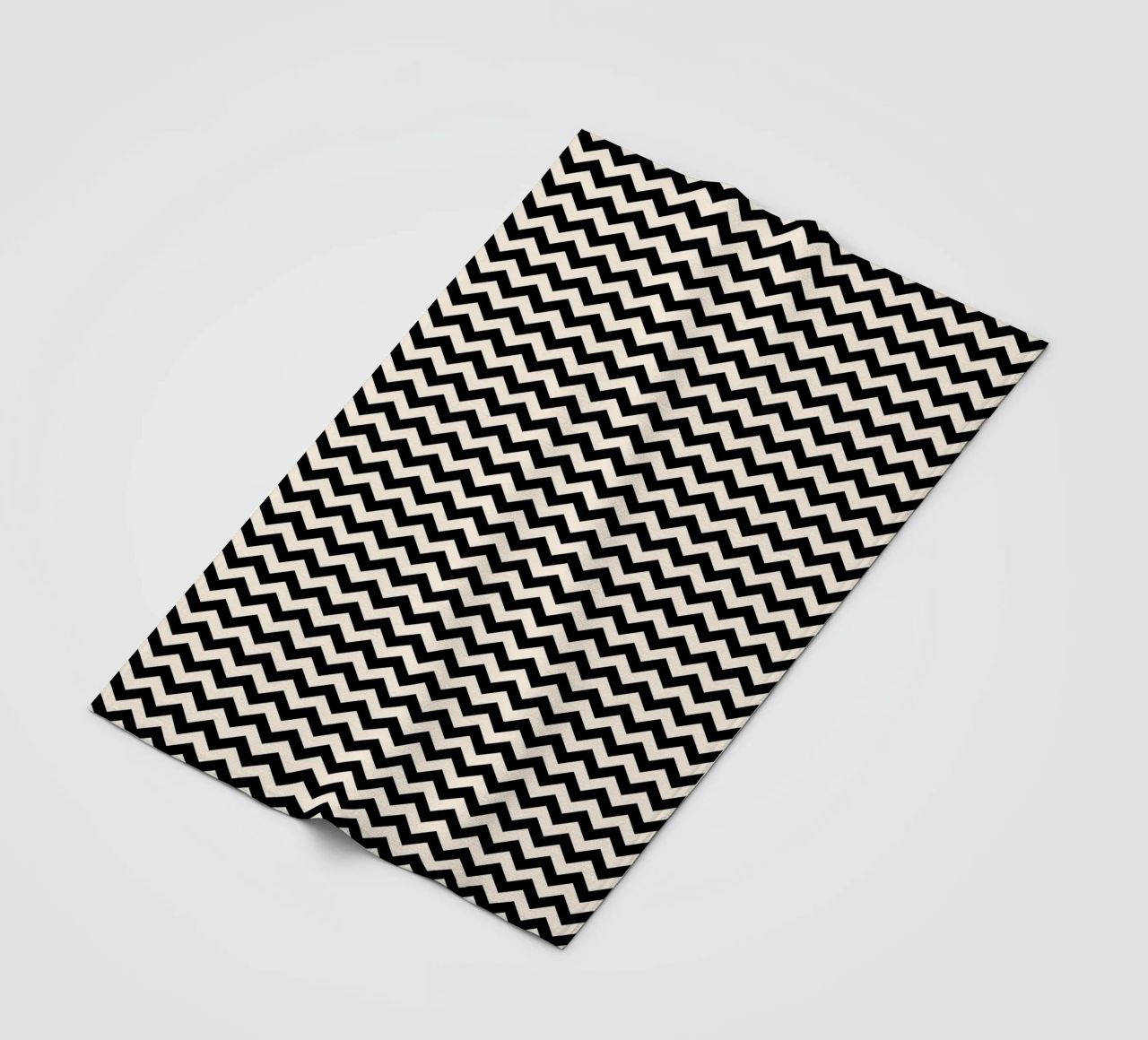 Minimal Chic Basic Chevron-Muster | Schwarz und Elfenbein Fleecedecke von Beauty in Simplicity