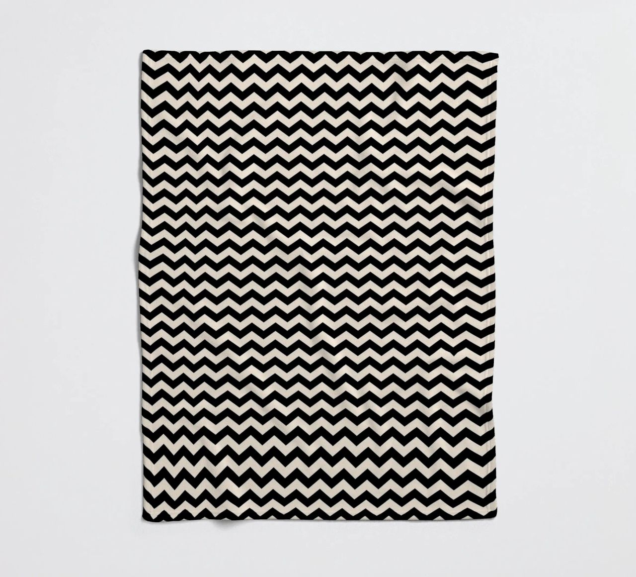 Minimal Chic Basic Chevron-Muster | Schwarz und Elfenbein Fleecedecke von Beauty in Simplicity