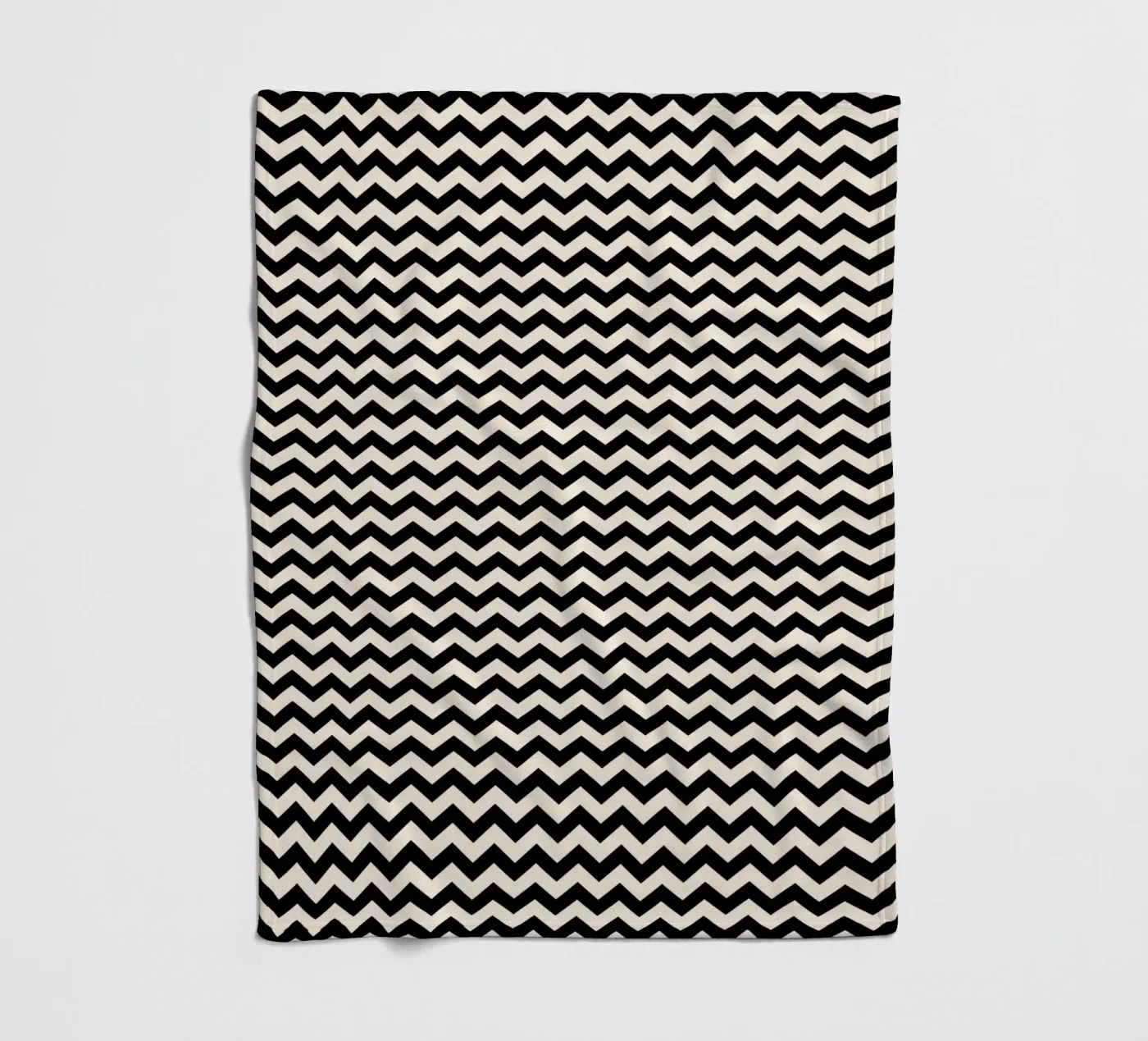 Minimal Chic Basis Chevron Patroon | Zwart en Ivoor fleecedeken van Beauty in Simplicity