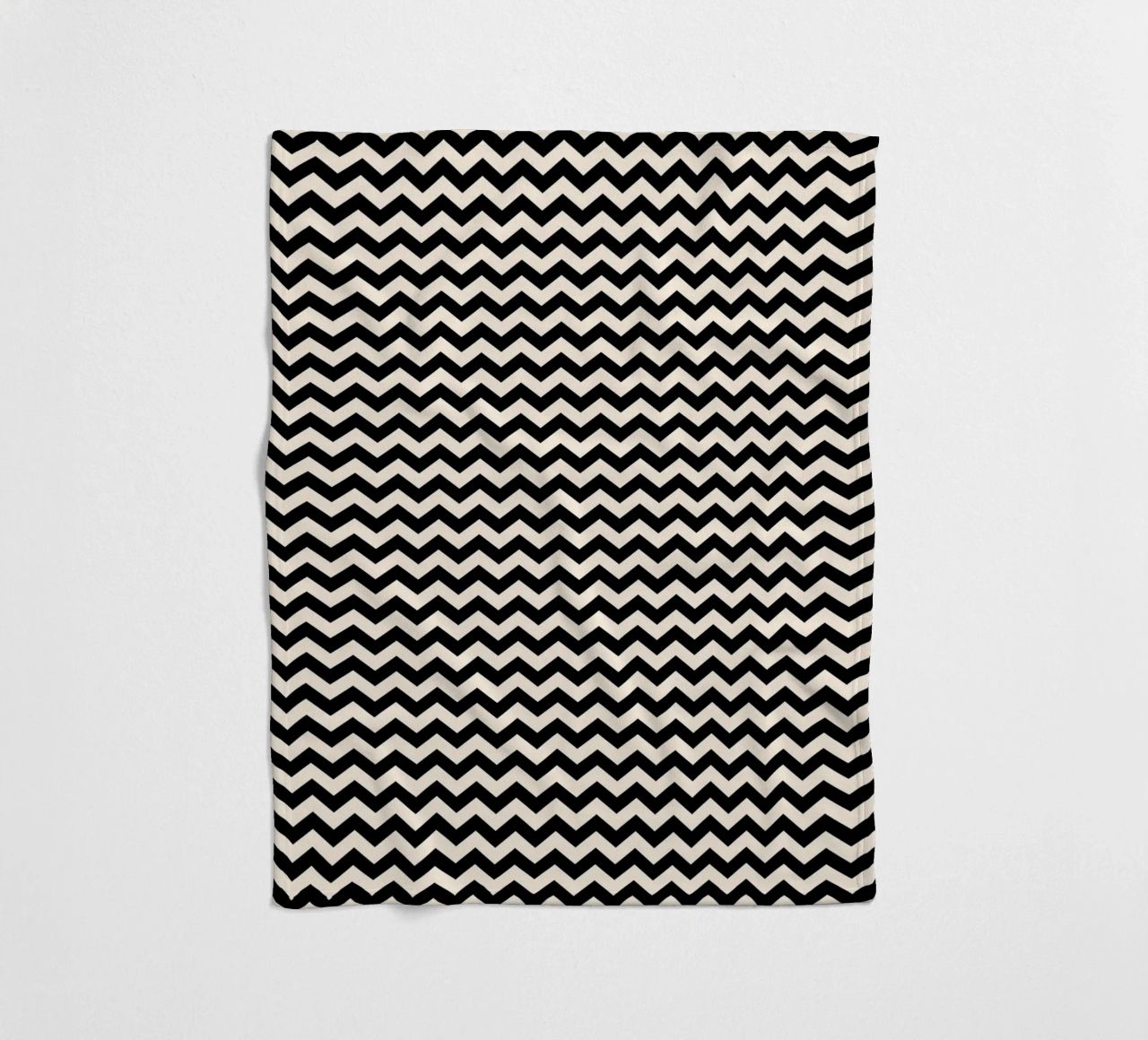 Minimal Chic Basic Chevron-Muster | Schwarz und Elfenbein Fleecedecke von Beauty in Simplicity