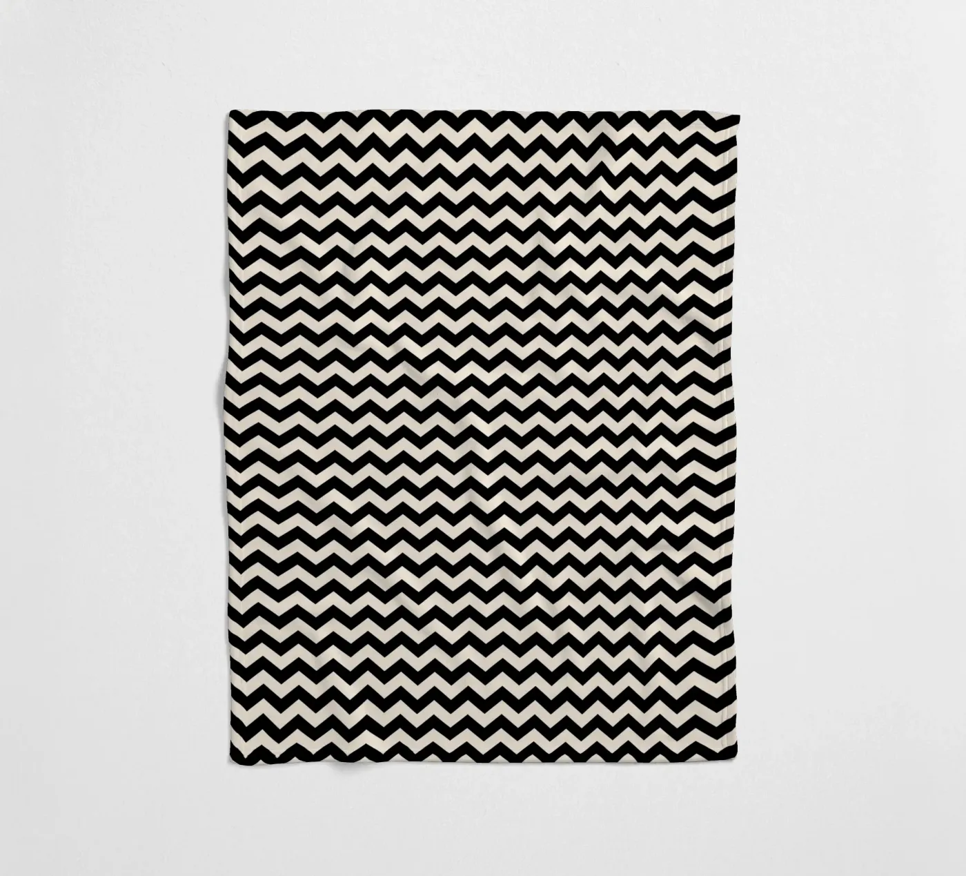 Minimal Chic Basis Chevron Patroon | Zwart en Ivoor fleecedeken van Beauty in Simplicity