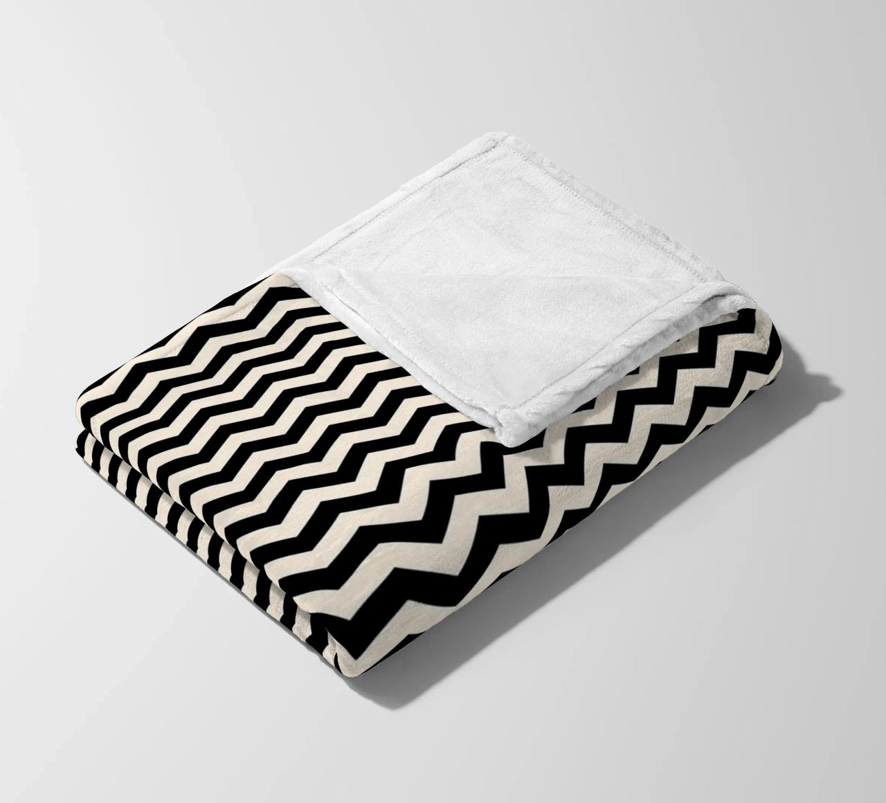 Minimal Chic Basic Chevron-Muster | Schwarz und Elfenbein Fleecedecke von Beauty in Simplicity