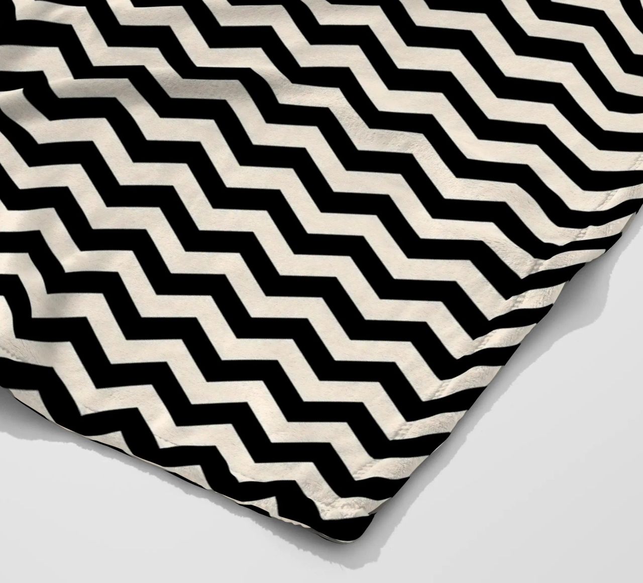 Minimal Chic Basic Chevron-Muster | Schwarz und Elfenbein Fleecedecke von Beauty in Simplicity