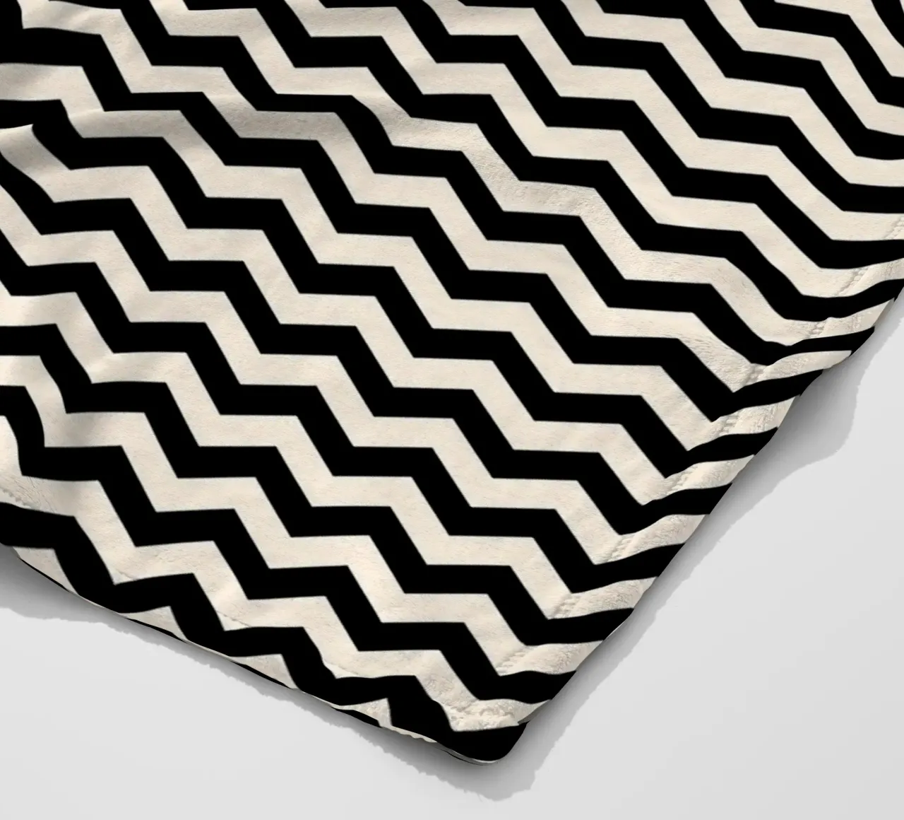 Minimal Chic Basic Chevron-Muster | Schwarz und Elfenbein Fleecedecke von Beauty in Simplicity