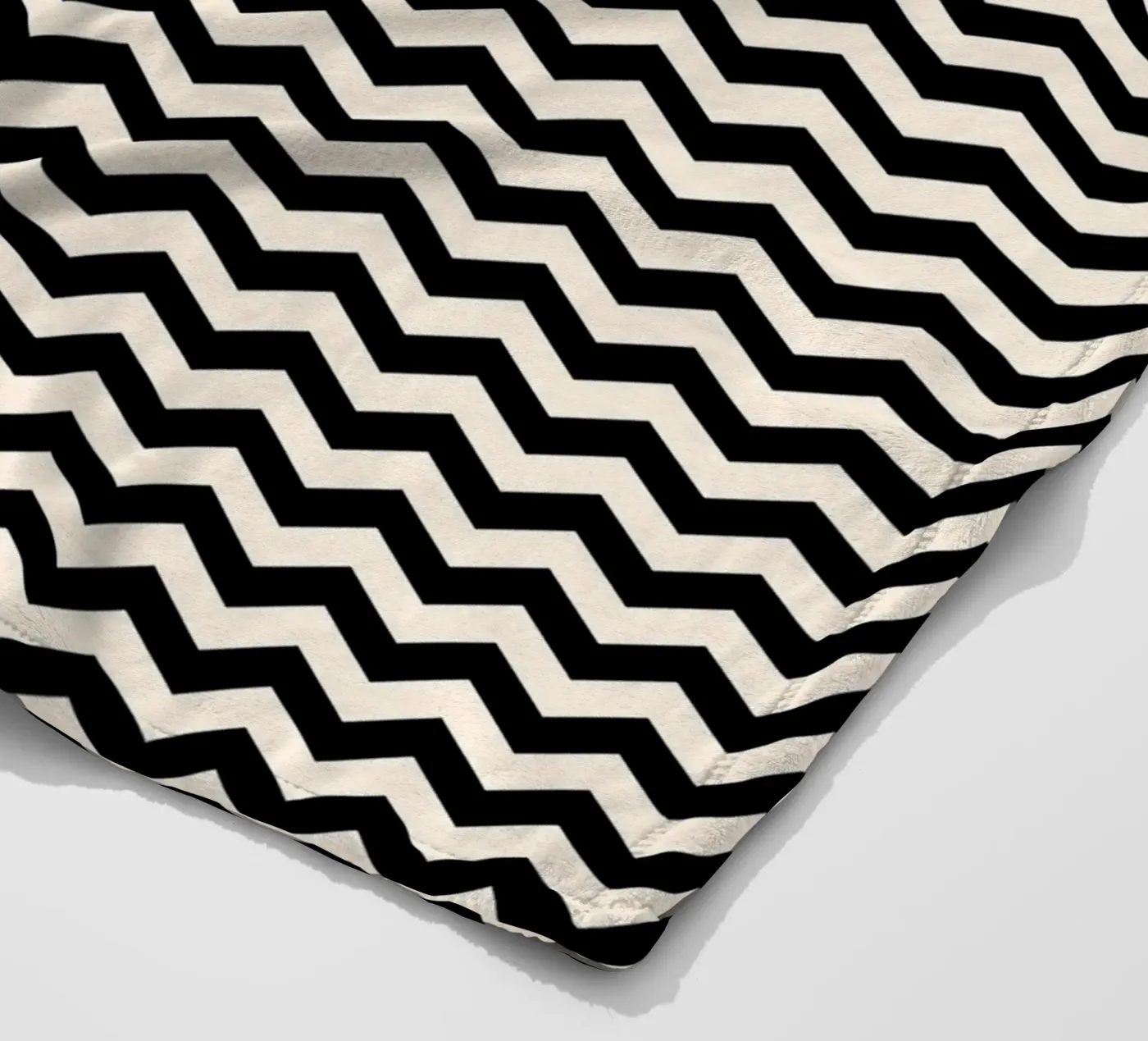 Minimal Chic Basis Chevron Patroon | Zwart en Ivoor fleecedeken van Beauty in Simplicity