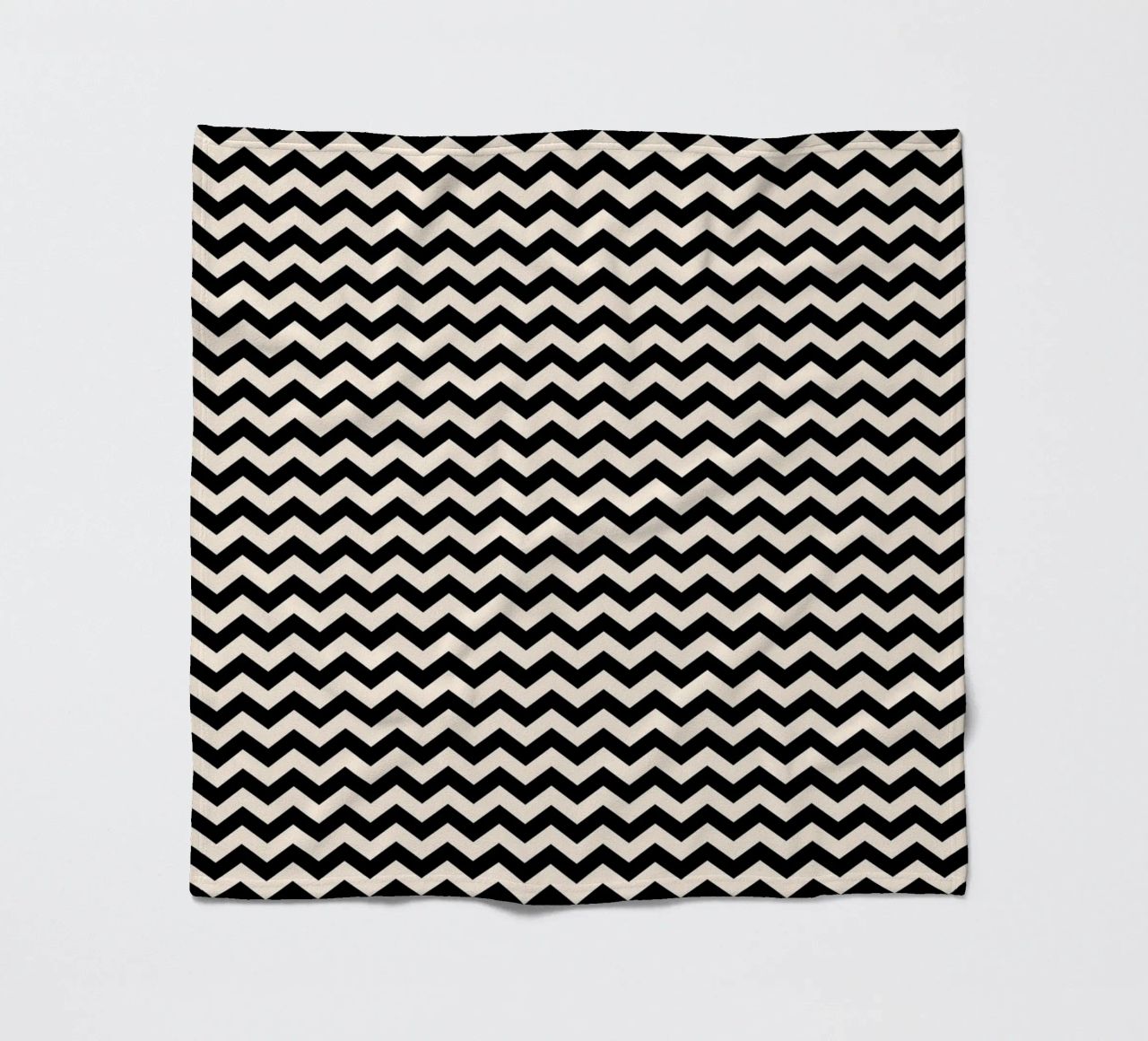 Minimal Chic Basic Chevron-Muster | Schwarz und Elfenbein Fleecedecke von Beauty in Simplicity