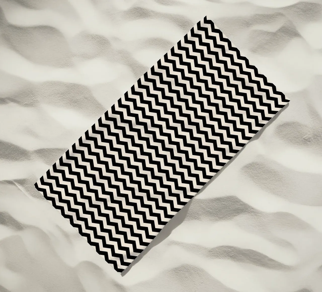 Minimal Chic Basis Chevron Patroon | Zwart en Ivoor strandhanddoek van Beauty in Simplicity