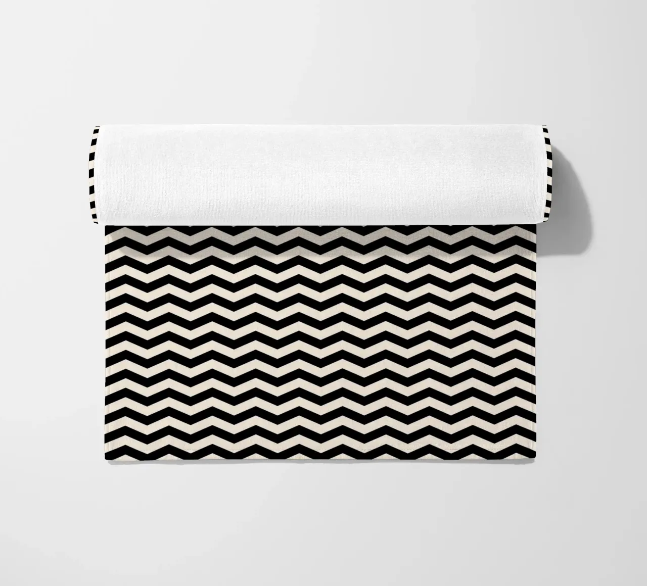 Minimal Chic Basis Chevron Patroon | Zwart en Ivoor strandhanddoek van Beauty in Simplicity
