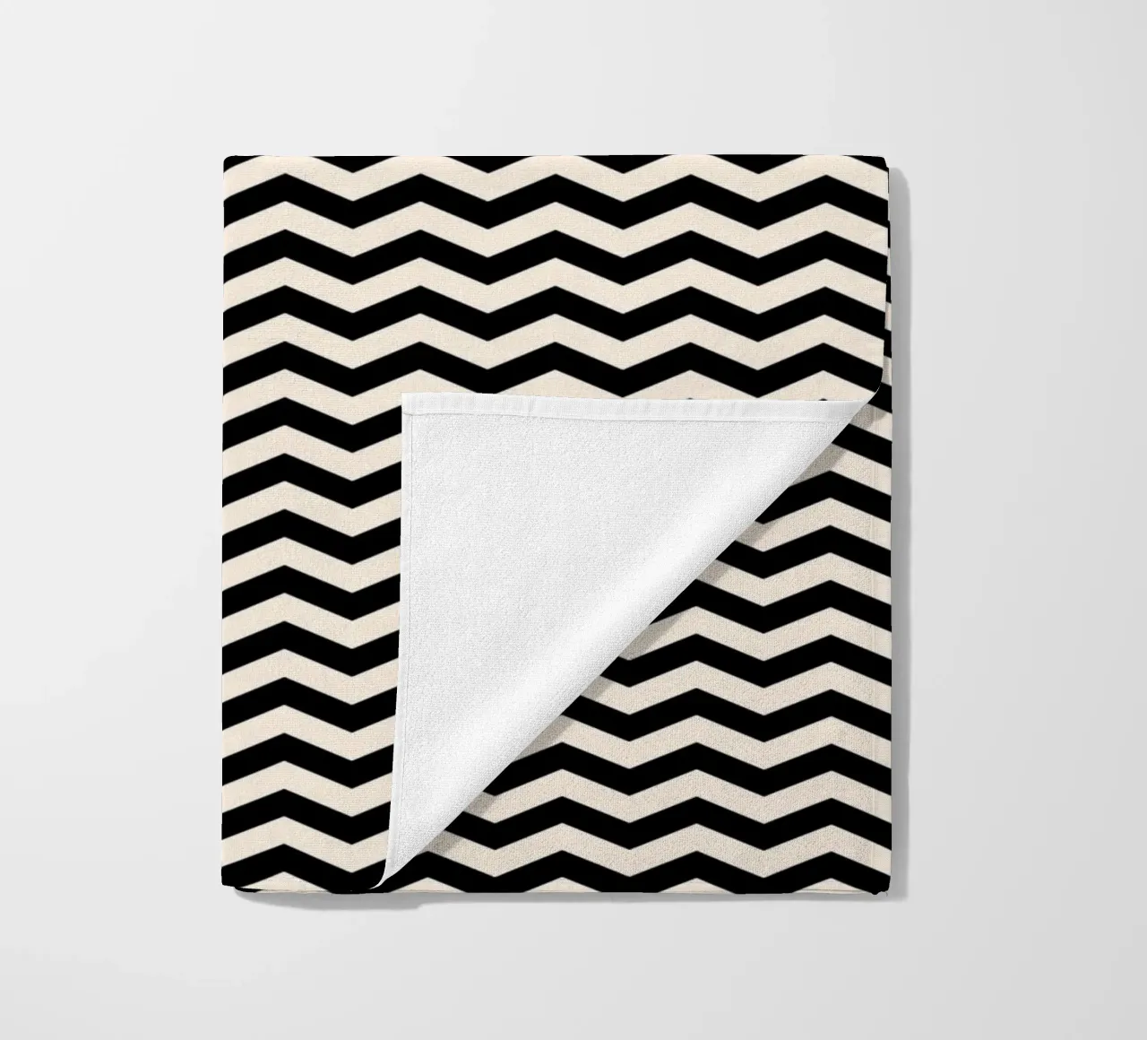 Minimal Chic Basis Chevron Patroon | Zwart en Ivoor strandhanddoek van Beauty in Simplicity