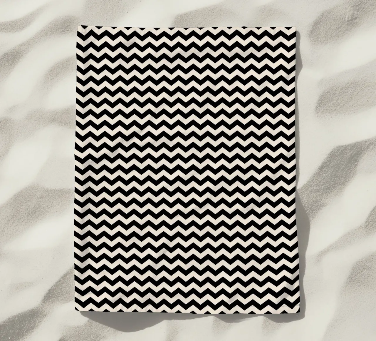 Minimal Chic Basis Chevron Patroon | Zwart en Ivoor strandhanddoek van Beauty in Simplicity