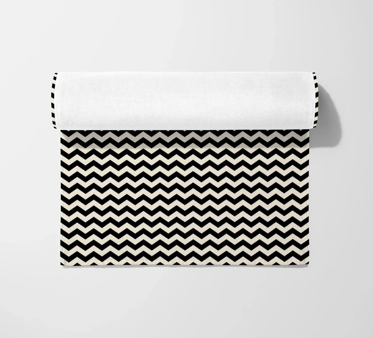 Minimal Chic Basis Chevron Patroon | Zwart en Ivoor strandhanddoek van Beauty in Simplicity