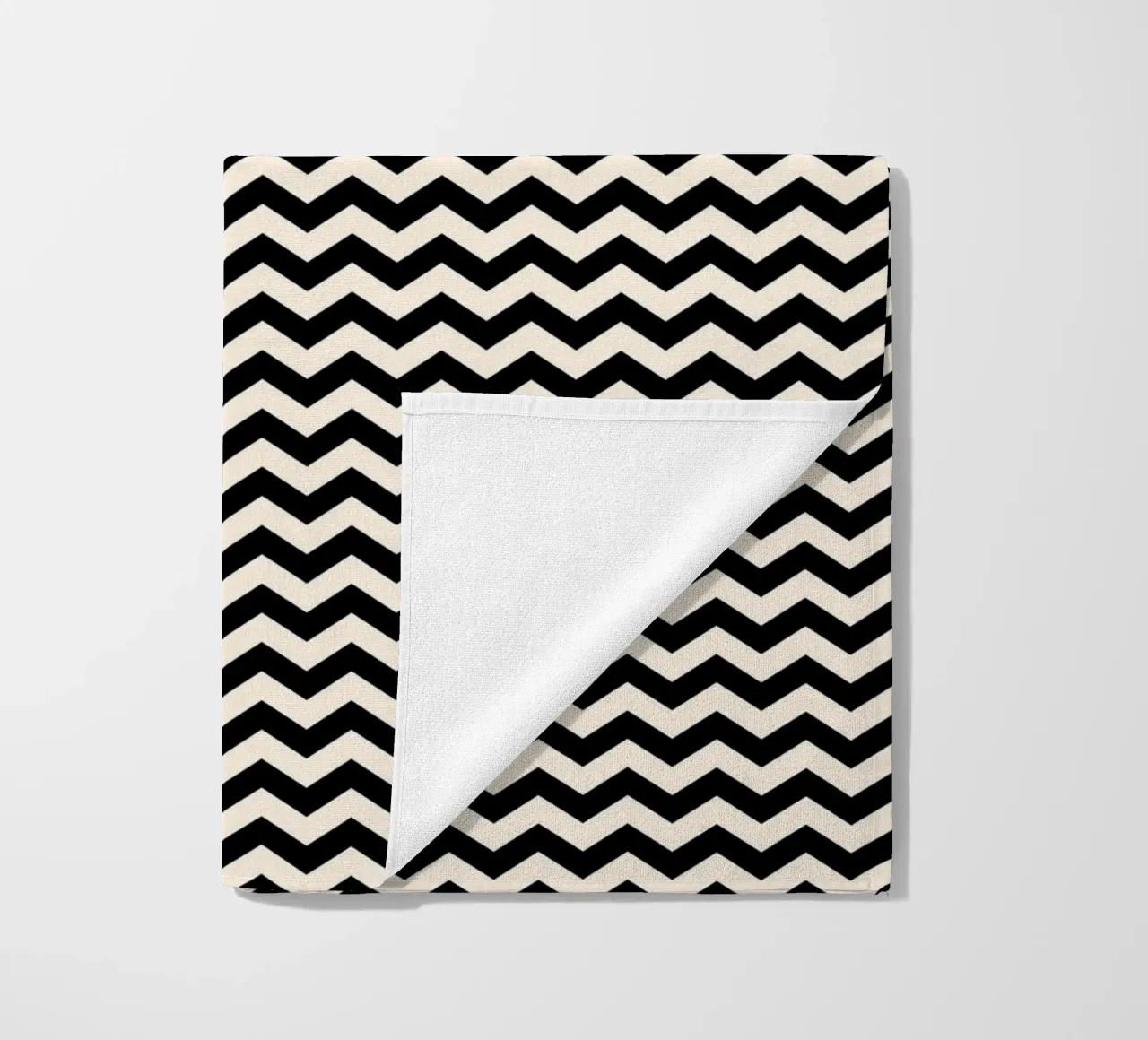 Minimal Chic Basis Chevron Patroon | Zwart en Ivoor strandhanddoek van Beauty in Simplicity