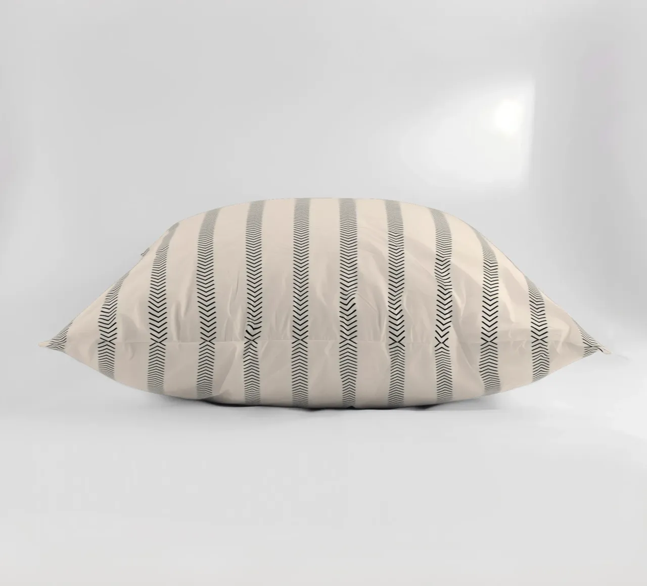 Frecce a strisce minimaliste classiche di base - nero su avorio cuscino da Beauty in Simplicity