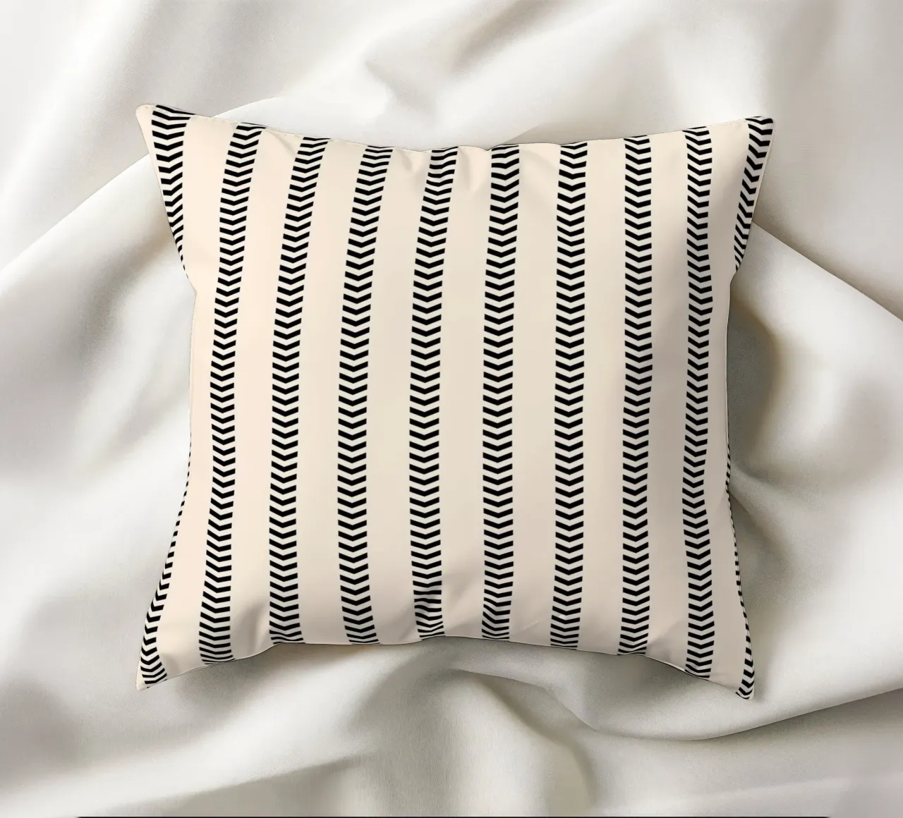 Minimal Basic Mudcloth Frecce a righe | Nero su Avorio cuscino da Beauty in Simplicity