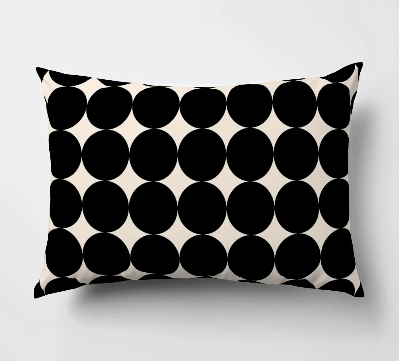 Motivo geometrico minimalista Scandi a forma di cerchio, nero su avorio cuscino da Beauty in Simplicity
