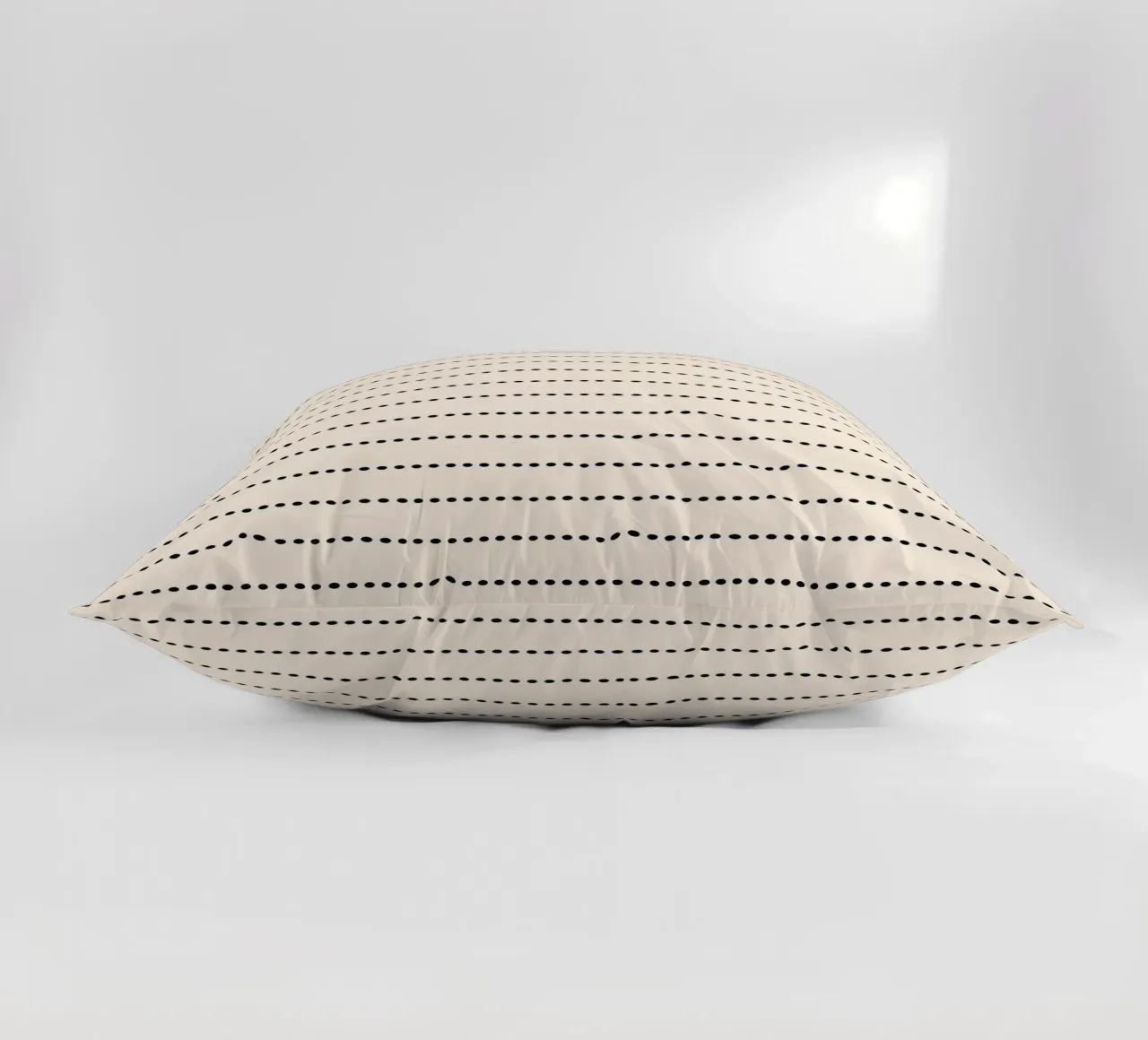 Minimal Scandi Basic Strisce a pois | Nero su beige cuscino da Beauty in Simplicity