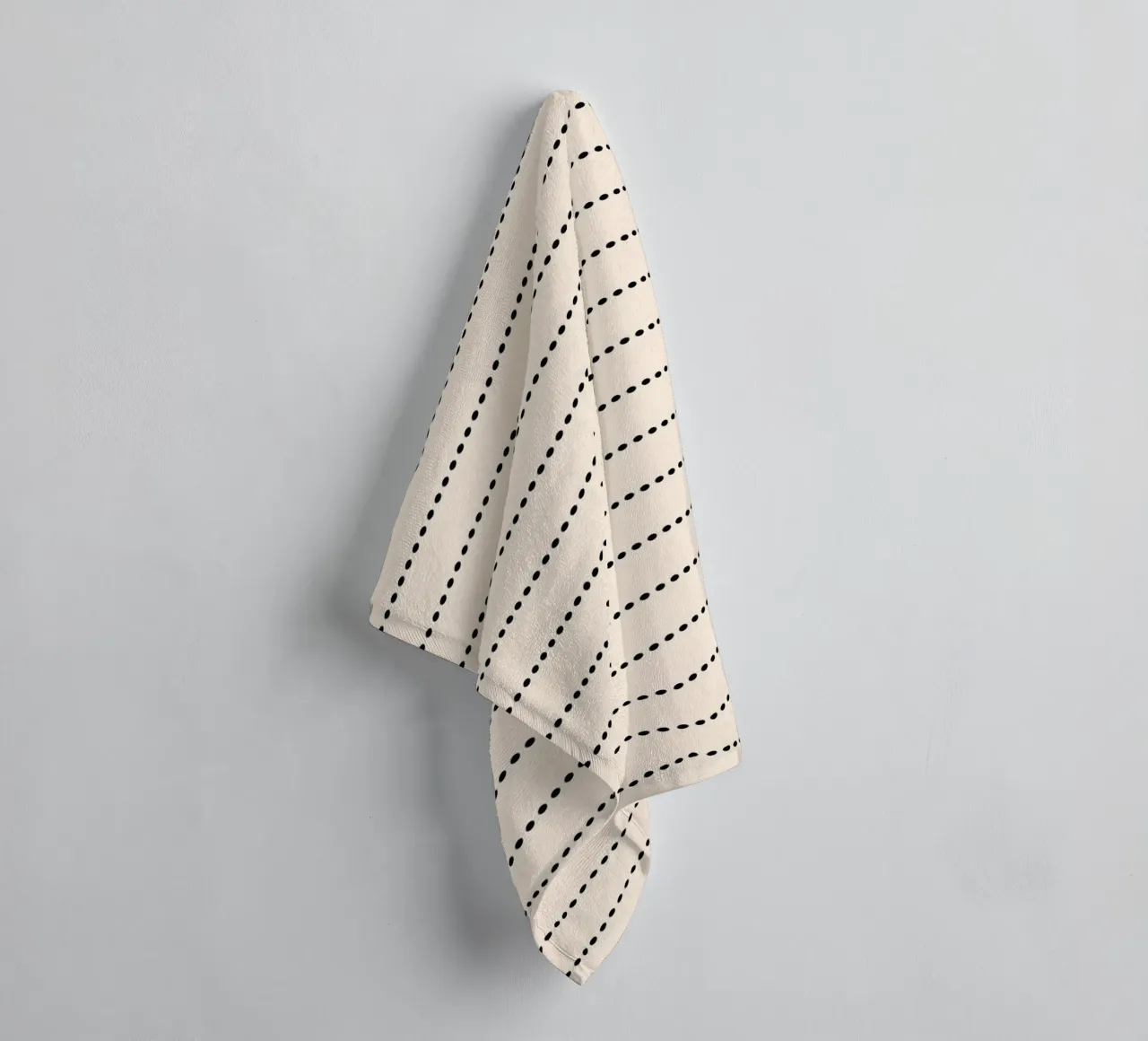 Minimal Scandi Basic Strisce a pois | Nero su beige asciugamano da bagno da Beauty in Simplicity