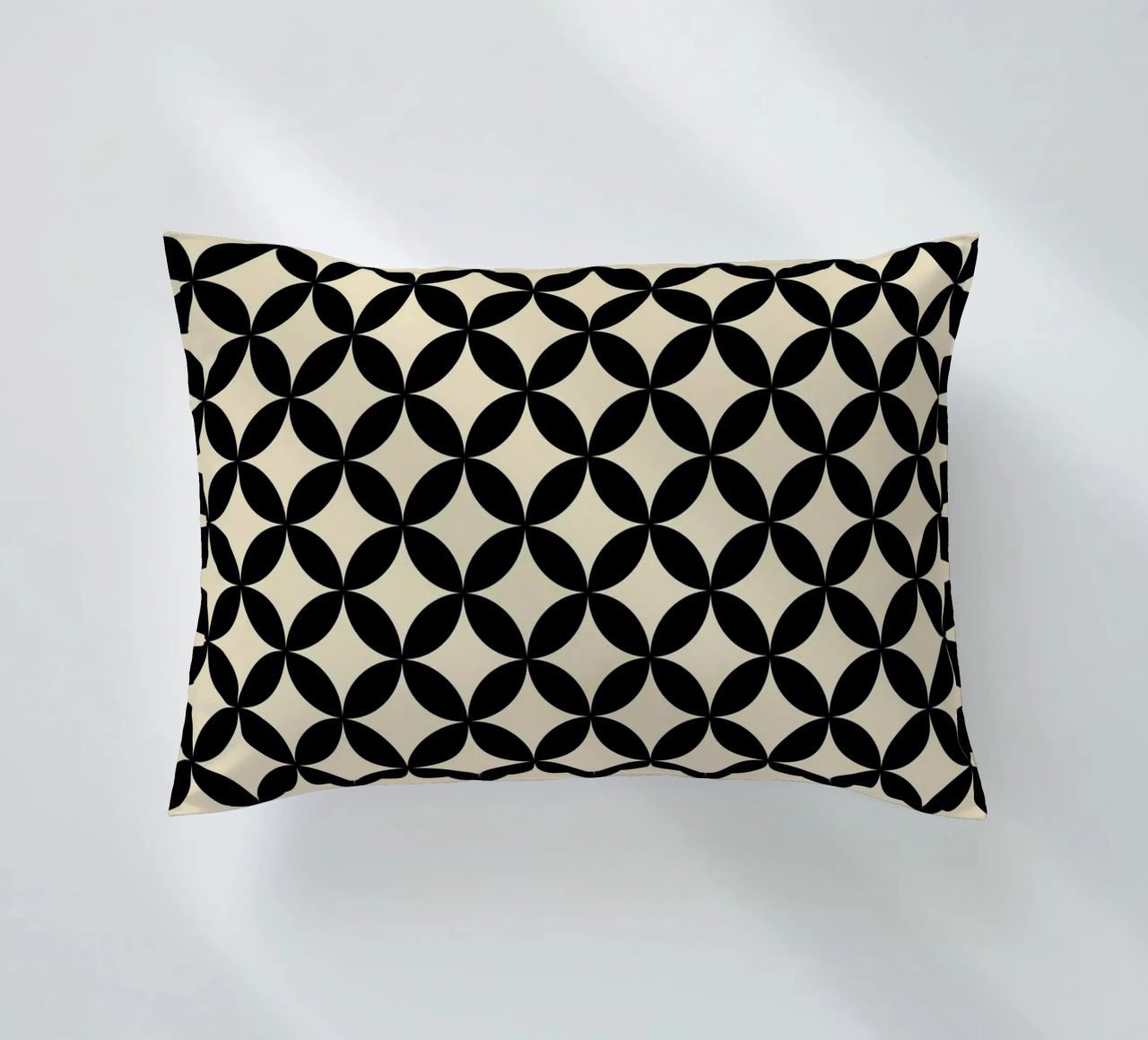 Minimal Basic Geometric Flower Pattern 2 | Nero su Beige cuscino da Beauty in Simplicity