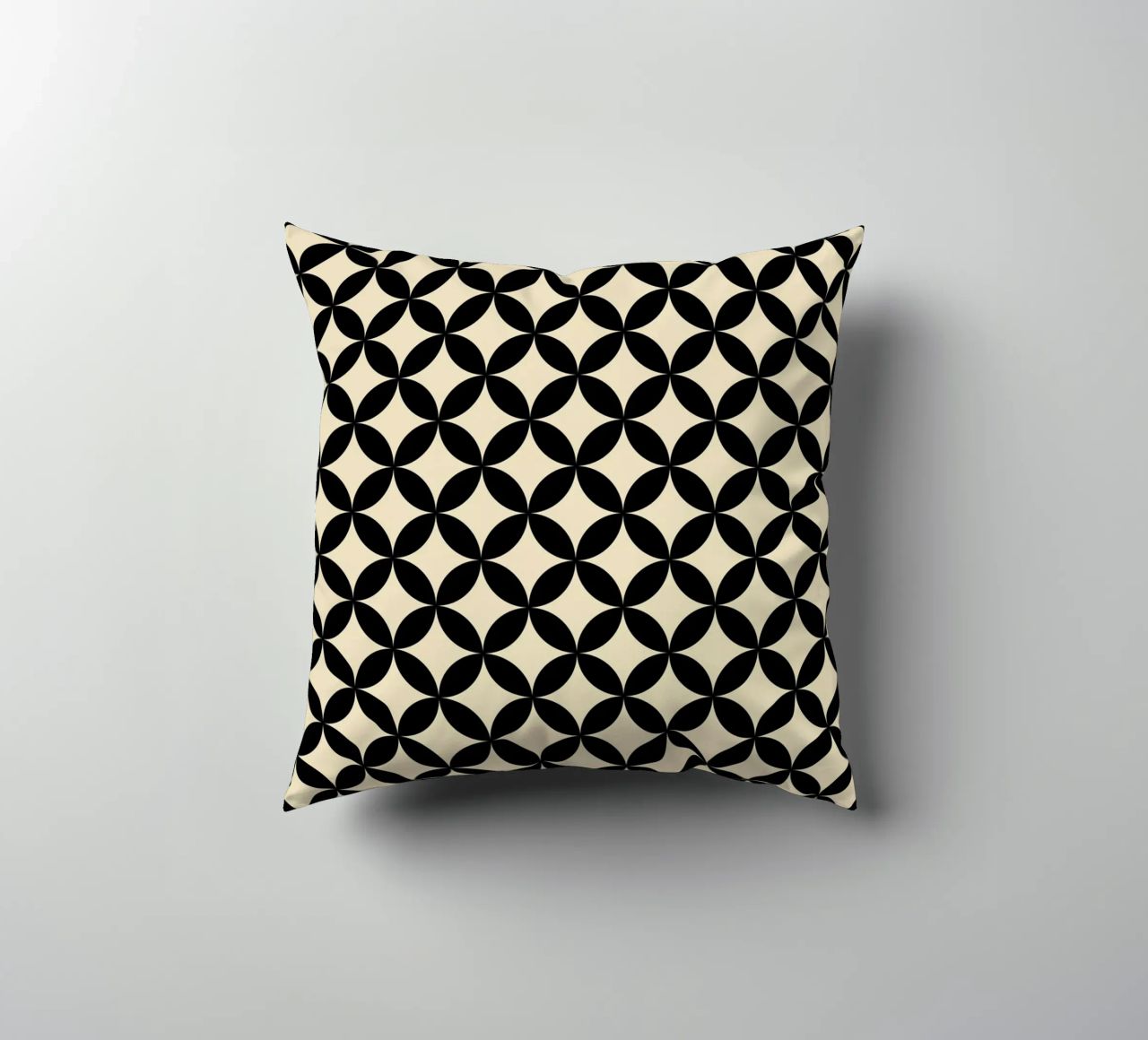 Minimal Basic Geometric Flower Pattern 2 | Nero su Beige cuscino da Beauty in Simplicity