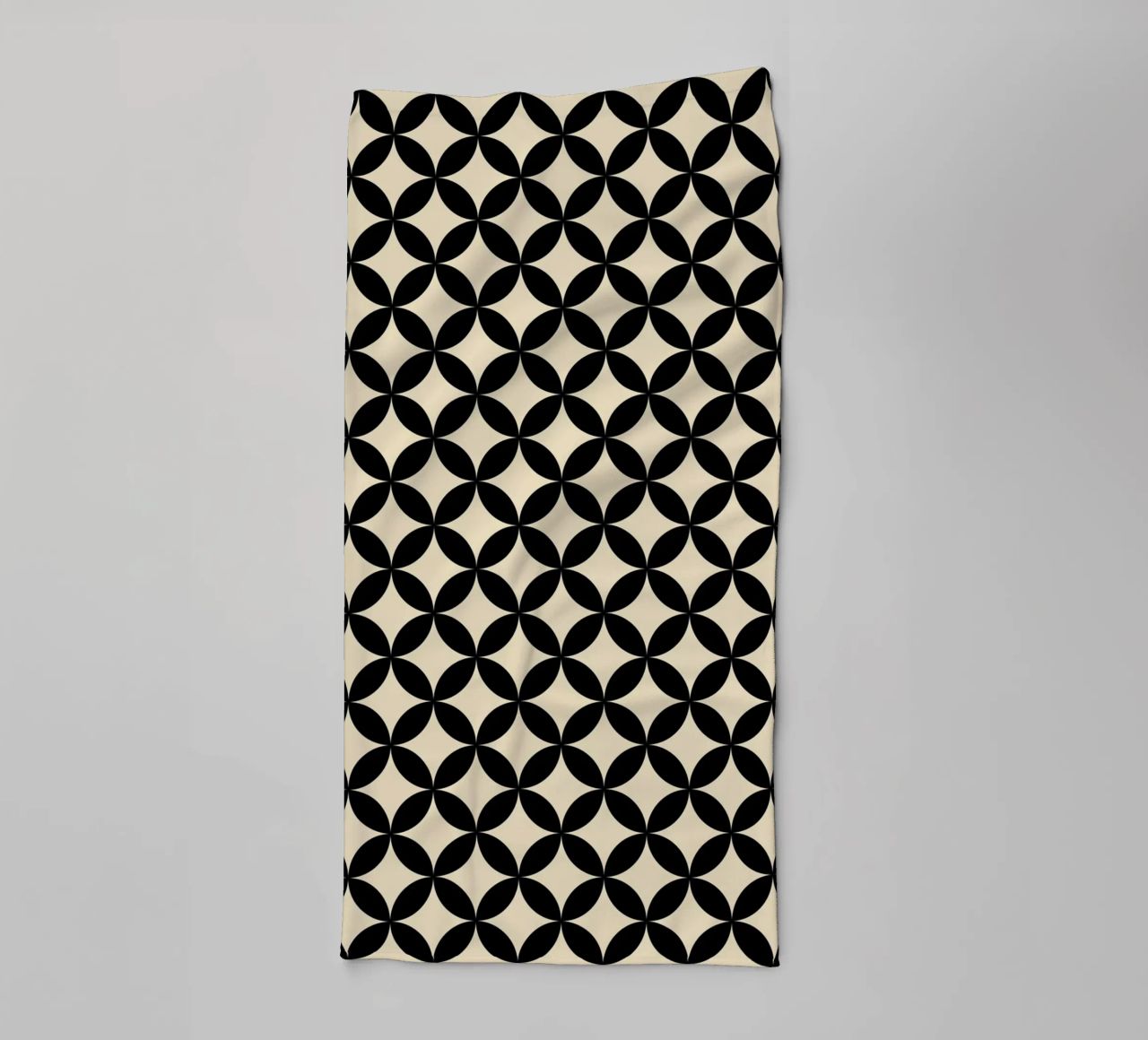 Minimal Basic Geometric Flower Pattern 2 | Nero su Beige asciugamano da bagno da Beauty in Simplicity