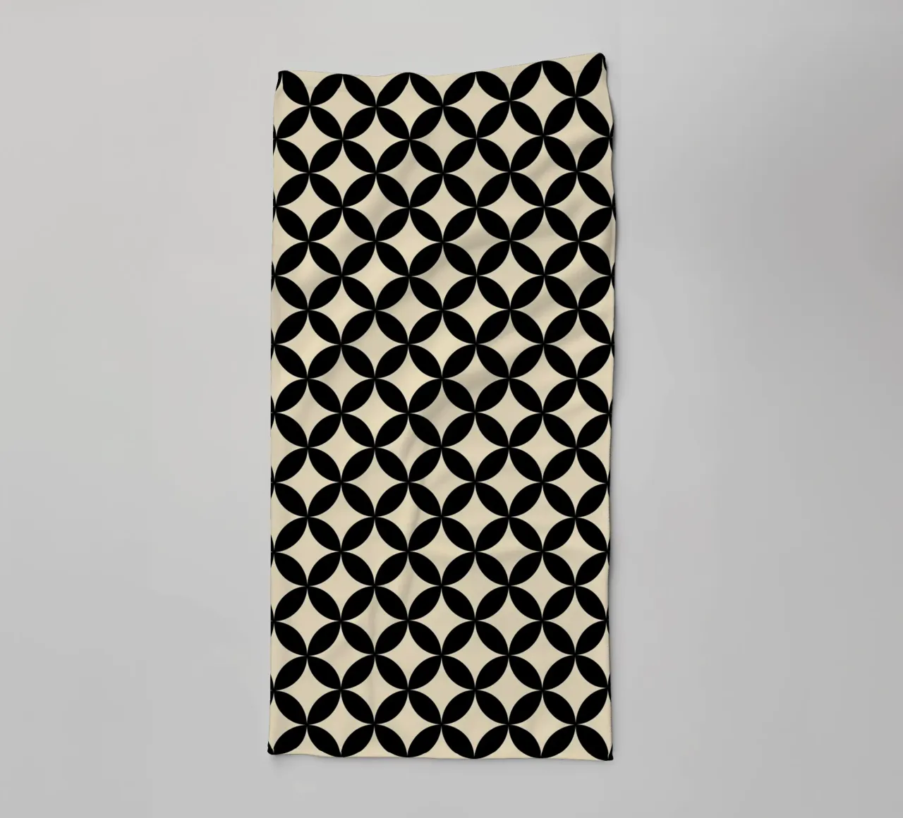 Minimal Basic Geometric Flower Pattern 2 | Nero su Beige asciugamano da bagno da Beauty in Simplicity