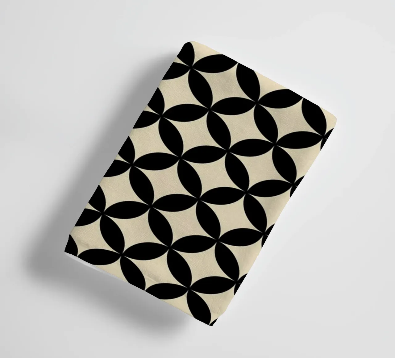 Minimal Basic Geometric Flower Pattern 2 | Nero su Beige asciugamano da bagno da Beauty in Simplicity