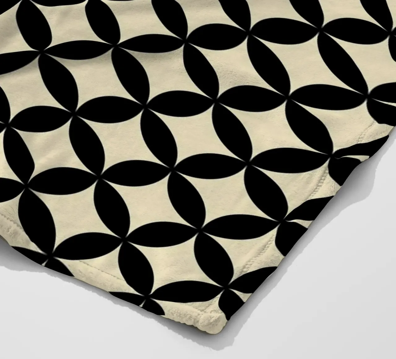 Minimal Basic Geometric Flower Pattern 2 | Nero su Beige coperta in pile da Beauty in Simplicity