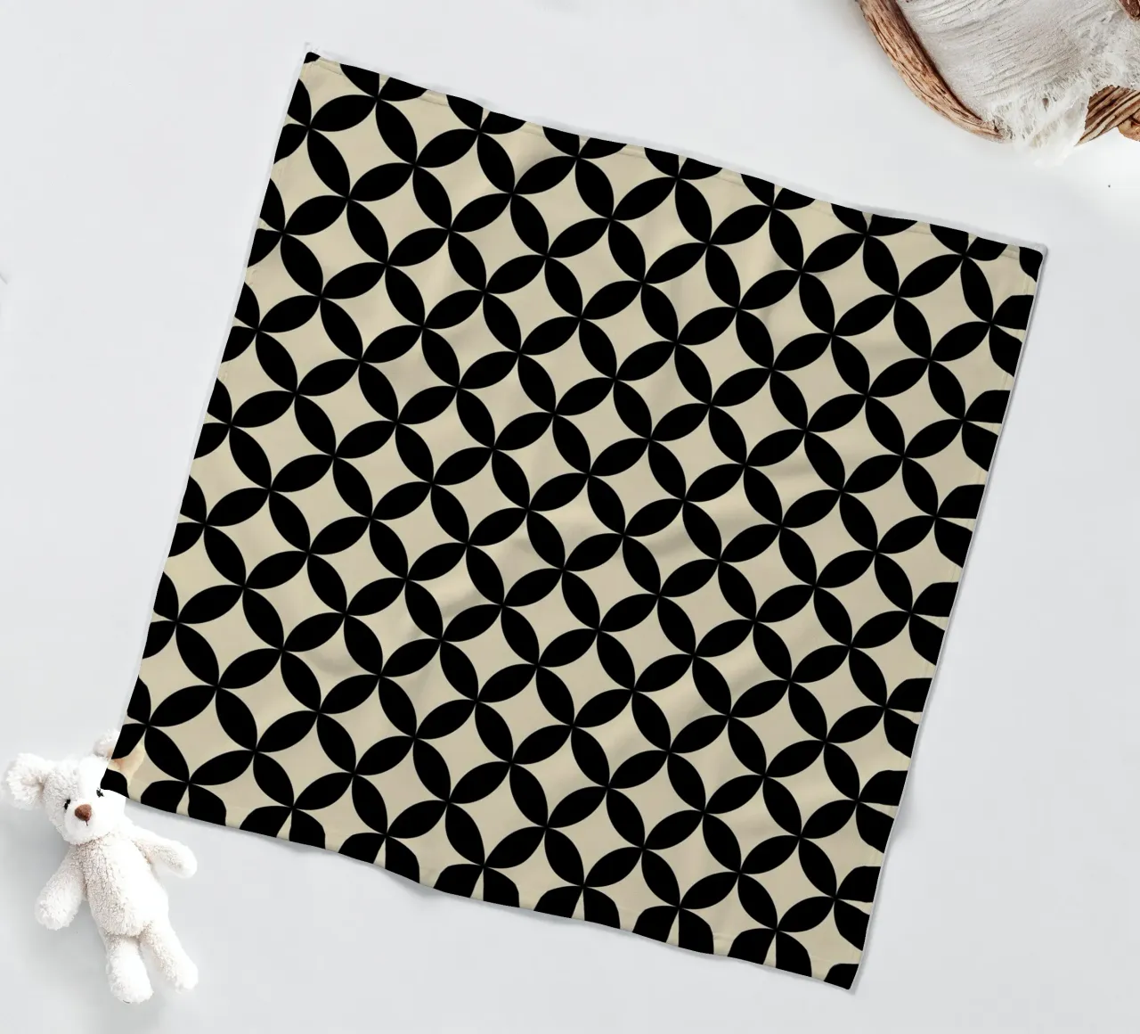 Minimal Basic Geometric Flower Pattern 2 | Nero su Beige coperta in pile da Beauty in Simplicity