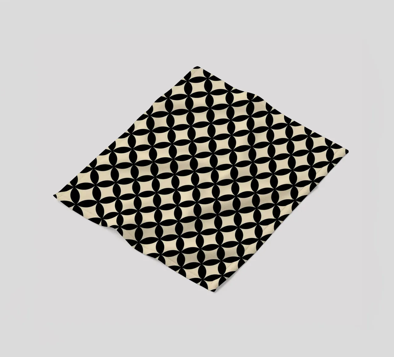 Minimalistisches geometrisches Blumenmuster 2 | Schwarz auf Beige Fleecedecke von Beauty in Simplicity